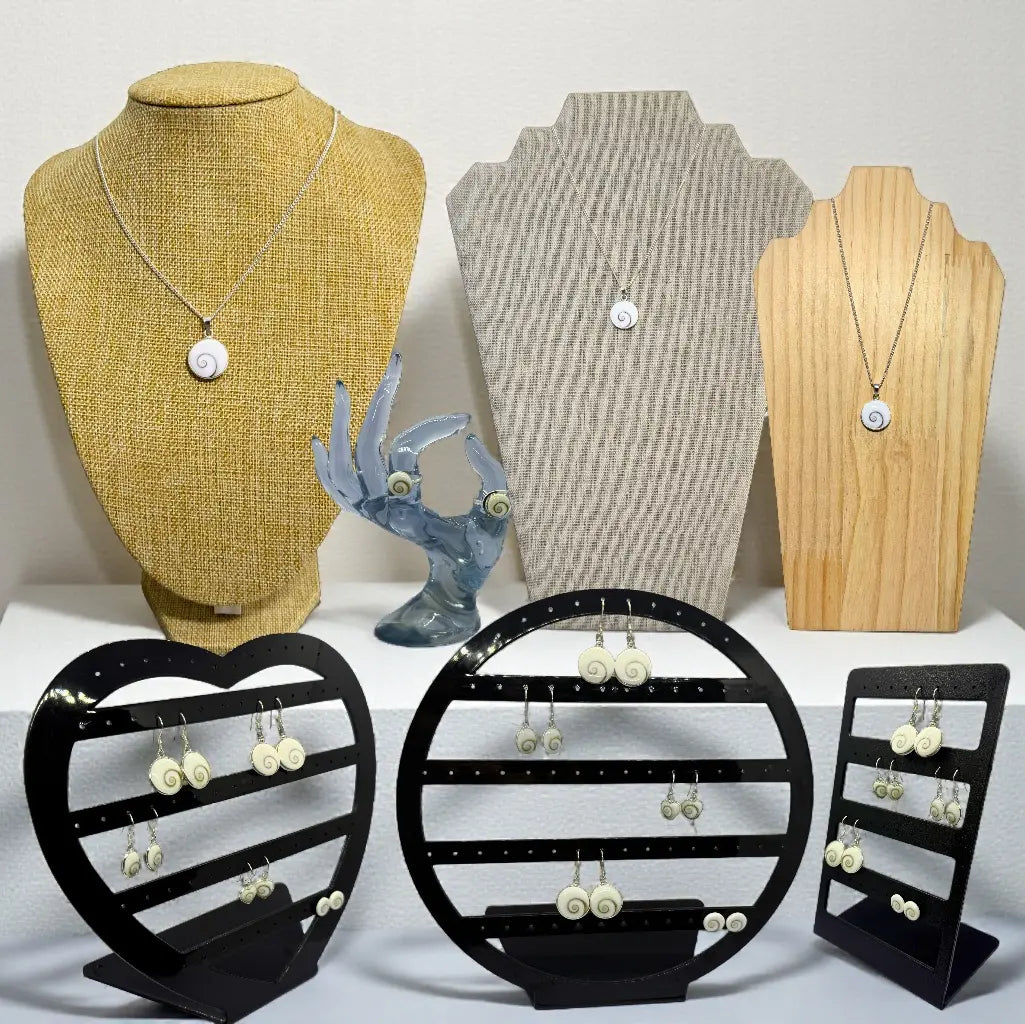 Précieuse Lucie Présentoirs à bijoux variés en acrylique, jute, bois et coton avec bijoux œil de Sainte-Lucie en argent 925