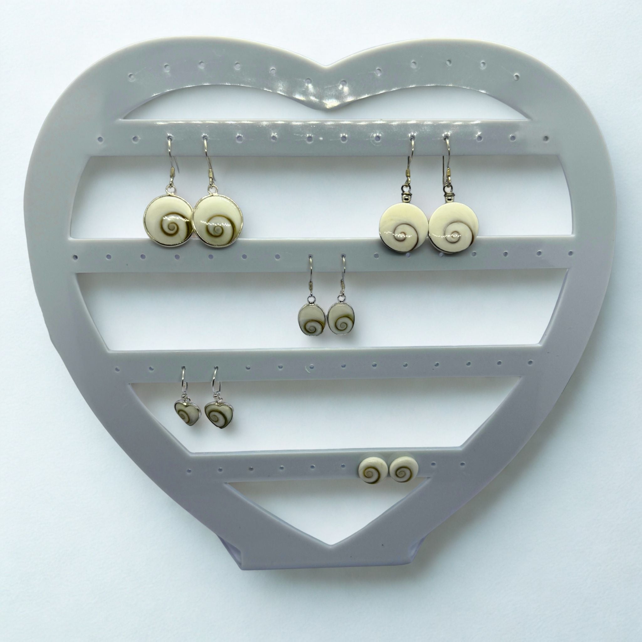 Présentoir forme coeur - Acrylique blanc - Boucles d'oreilles Précieuse Lucie