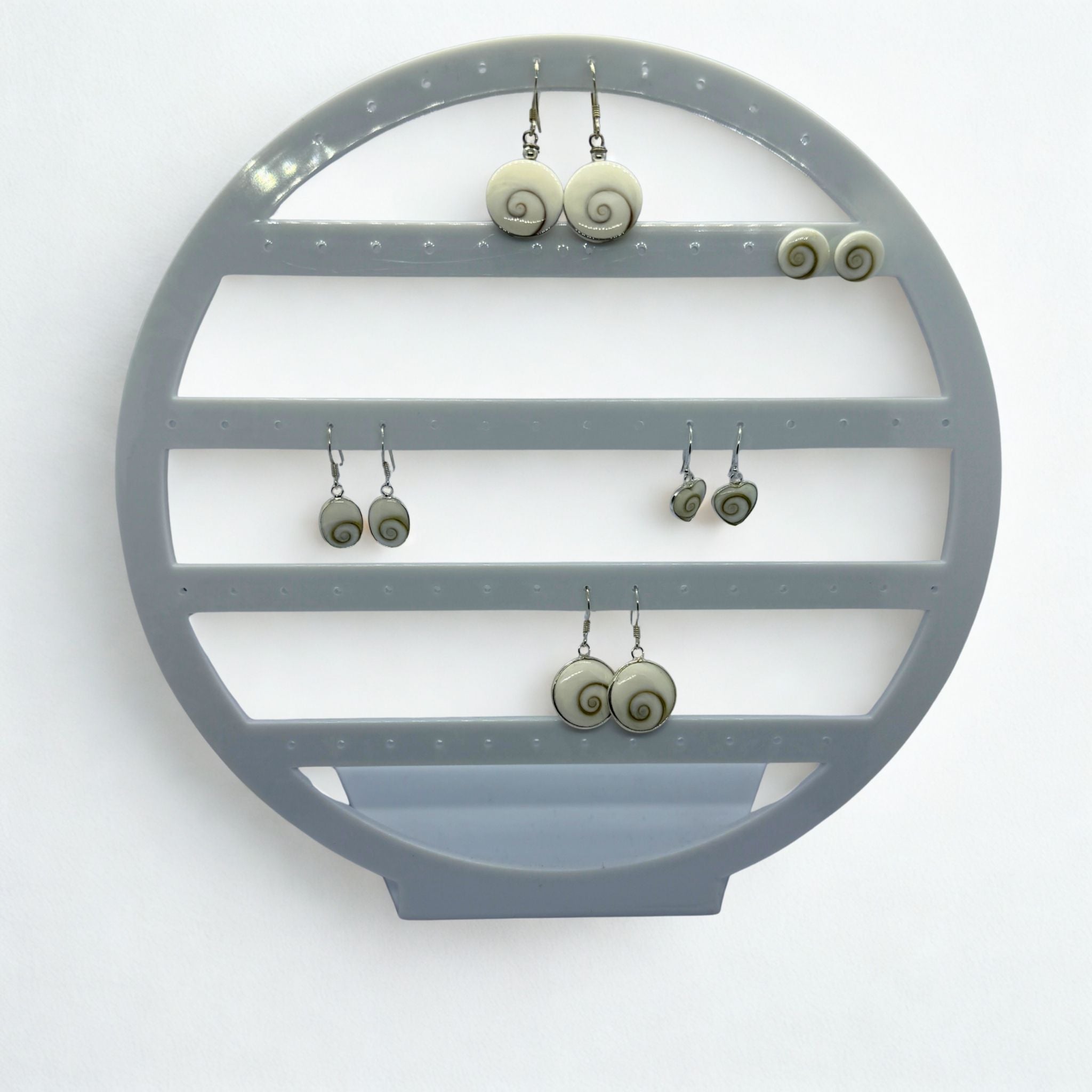 Présentoir forme rond - Acrylique blanc - Boucles d'oreilles Précieuse Lucie