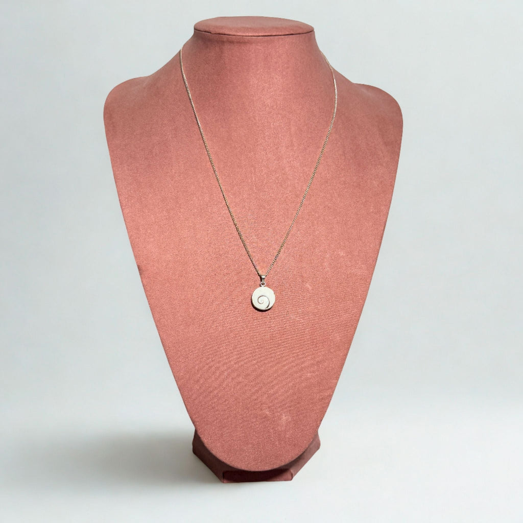Présentoir Buste grand - Suédine rose - Colliers/chaînes Précieuse Lucie