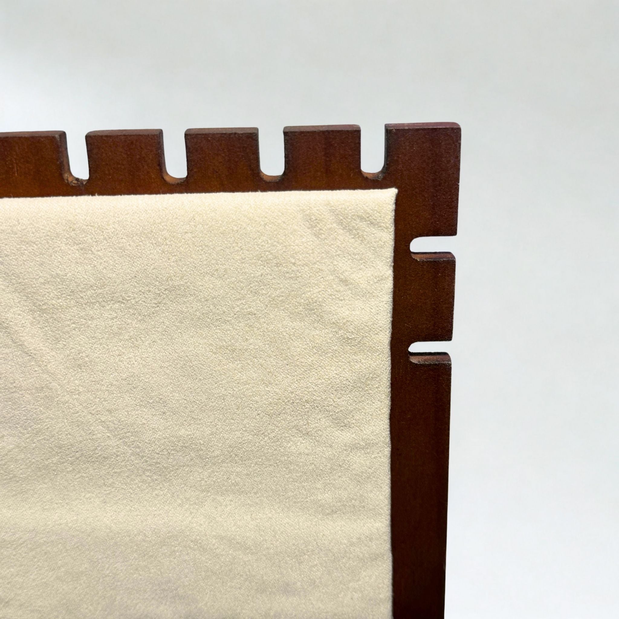 Présentoir Bijoux en L - Bois suédine beige - Colliers/chaînes