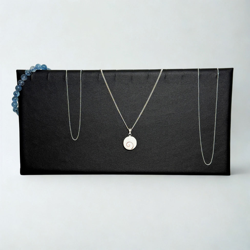 Présentoir Bijoux en L - Simili cuir noir - Colliers/chaînes Précieuse Lucie