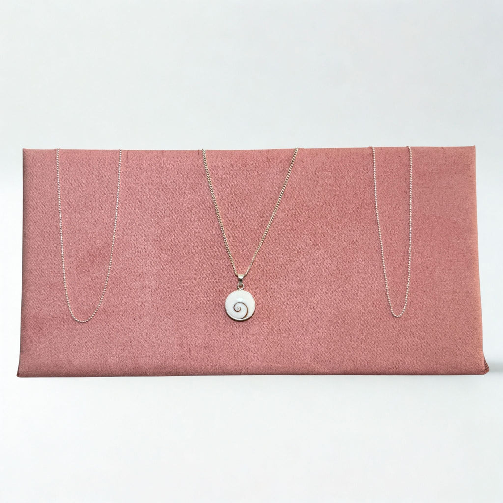 Présentoir Bijoux en L - Suédine rose - Colliers/chaînes Précieuse Lucie