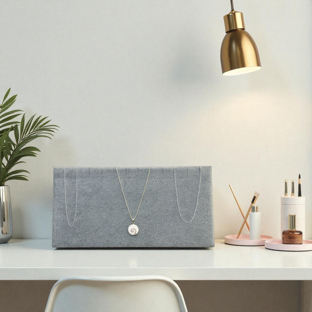 Présentoir Bijoux en L - Velours gris - Colliers/chaînes Précieuse Lucie