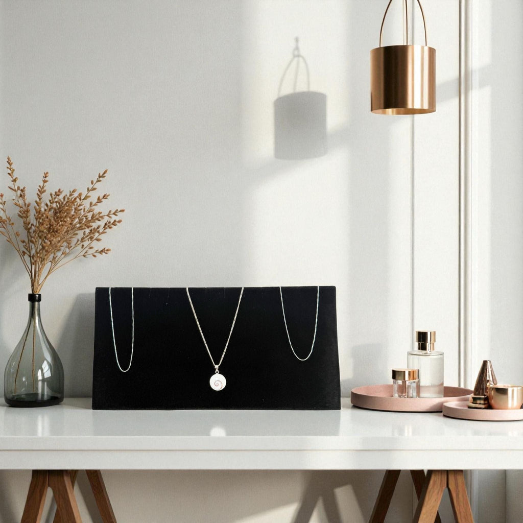 Présentoir Bijoux en L - Velours noir - Colliers/chaînes Précieuse Lucie
