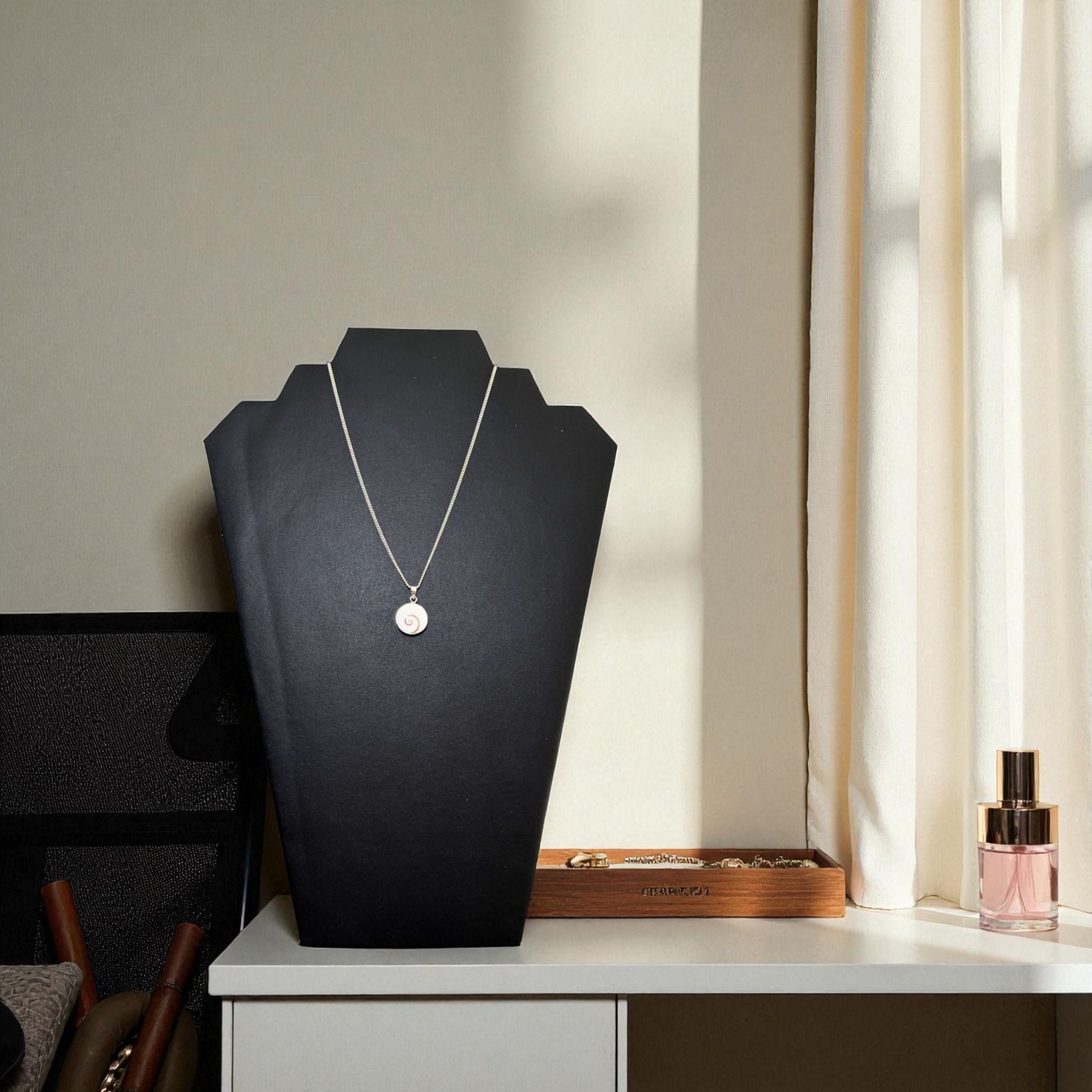 Présentoir Buste plat grand - Simili cuir noir - Colliers/chaînes Précieuse Lucie