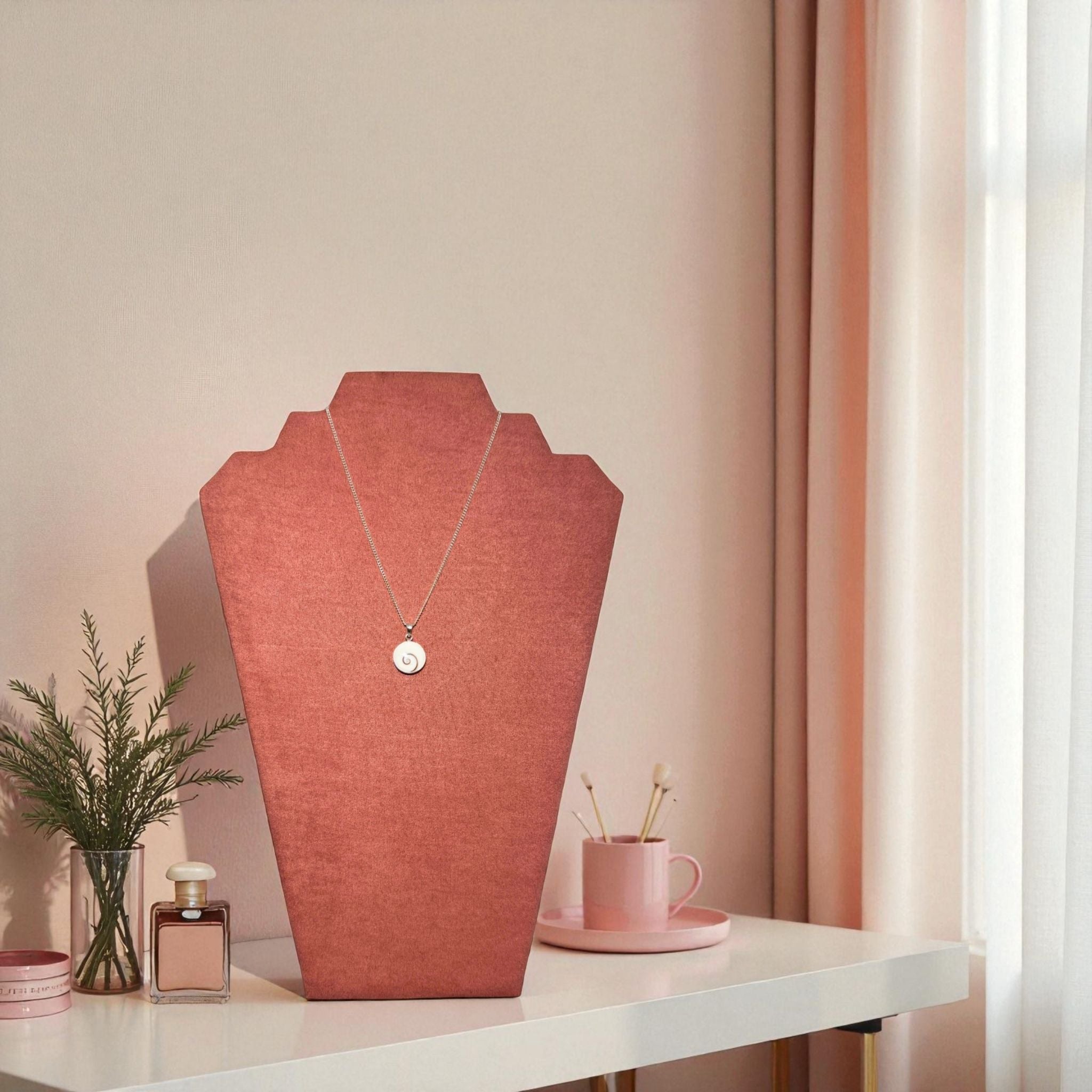 Présentoir Buste plat grand - Suédine rose - Colliers/chaînes Précieuse Lucie