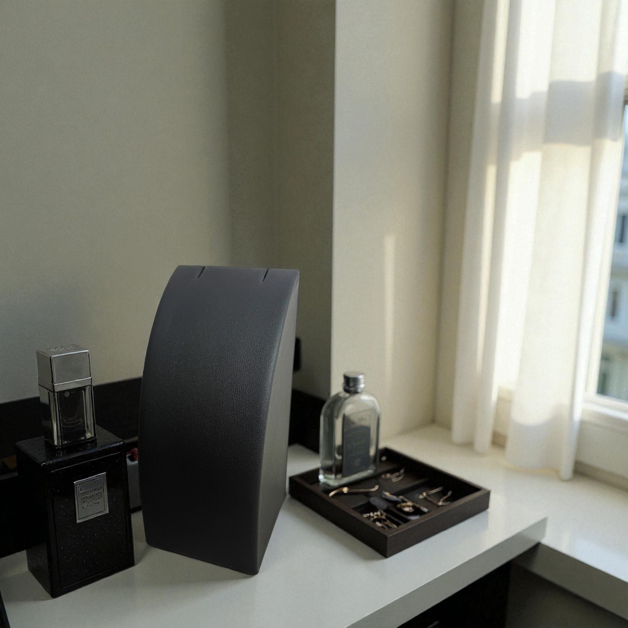 Présentoir Buste rectangle petit - Simili cuir noir - Colliers/chaînes Précieuse Lucie