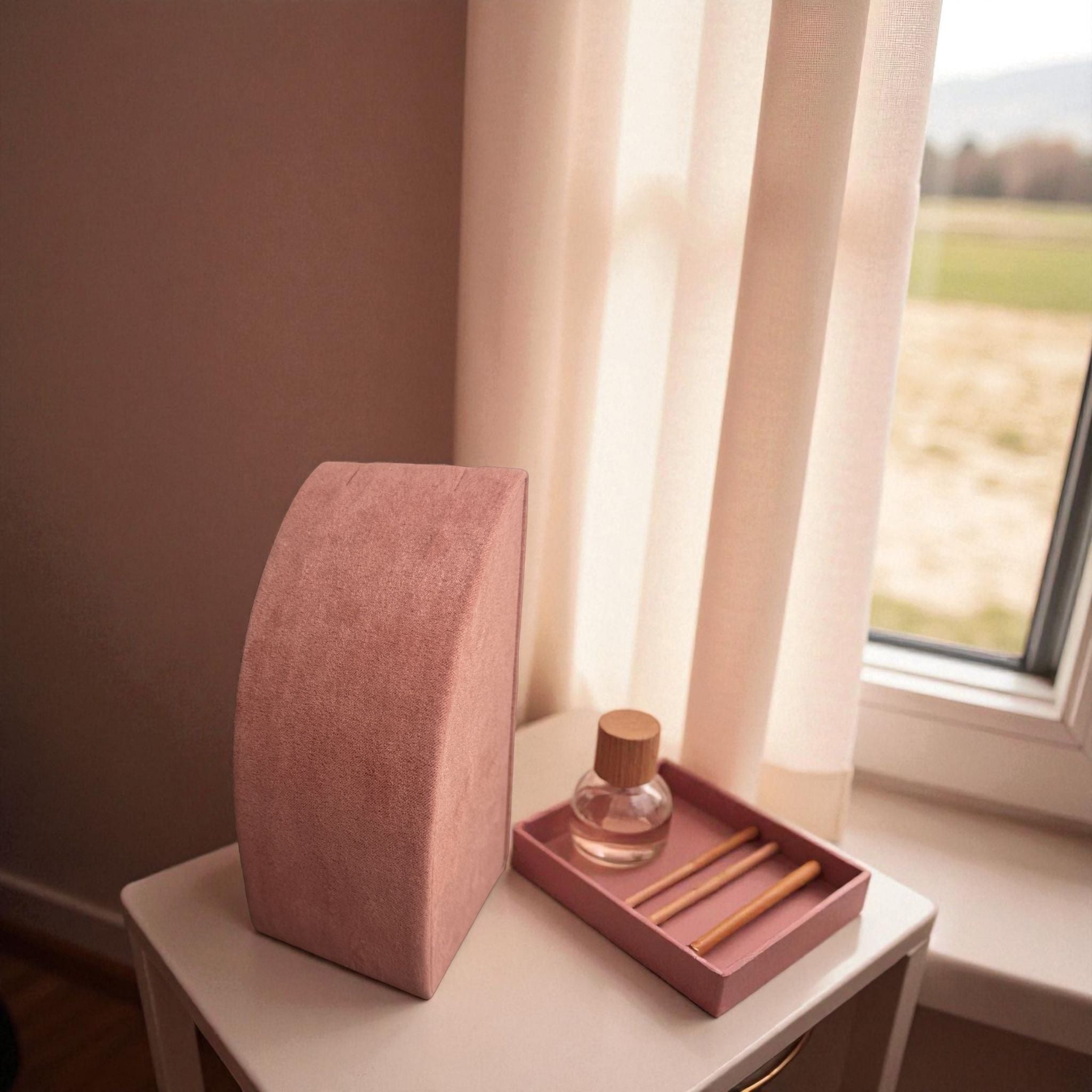 Présentoir Buste rectangle petit - Suédine rose - Colliers/chaînes Précieuse Lucie